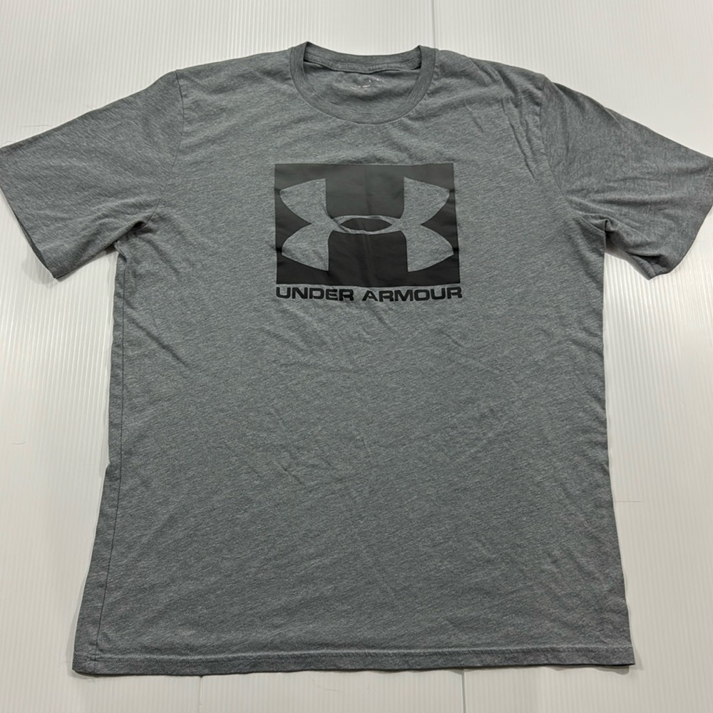 476. Under Armour Men's Gray Short Sleeve Tee (L)